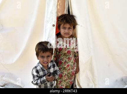 220919 -- CHARSADDA, 19 settembre 2022 -- i bambini colpiti dalle inondazioni sono visti in un campo nel nord-ovest del Pakistan a Charsadda il 18 settembre 2022. Il bilancio totale delle vittime in Pakistan a causa delle piogge monsoniche e delle inondazioni di questa stagione da metà giugno è salito a circa 1.545, insieme a 12.860 feriti, ha detto l'NDMA National Disaster Management Authority. Str/Xinhua PAKISTAN-ZONE COLPITE DALLE INONDAZIONI SaeedxAhmad PUBLICATIONxNOTxINxCHN Foto Stock