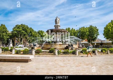 Persone alla Fontaine de la rotonde ad Aix-en-Provence, Provenza, Francia meridionale, Europa Foto Stock