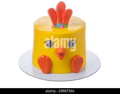 Torta di compleanno per bambini sotto forma di un divertente pollo giallo su uno sfondo bianco isolato. Foto Stock