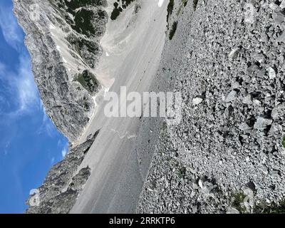 Vista di Stempeljoch su Stempelreisen, Isstal, Halltal, piccolo Stempeljochspitze, Pfeiserspitze, Inntal, Innsbruck, Nordkette, Hafelekar, Hungerburg, Goetheweg, Höhenweg, capitale del Tirolo, Karwendelgebirge, Sun, montagne, nuvole, natura, attività, Absam, Tirolo, Austria Foto Stock