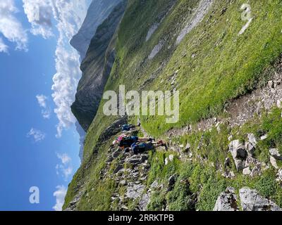 Vista dalla Nordkette sul Goetheweg fino alle montagne del Karwendel, tre escursionisti, sentiero escursionistico, Steig, Hafelekar, Hungerburg, Höhenweg, capitale del Tirolo, montagne del Karwendel, sole, montagne, nuvole, natura, attività, Innsbruck, Tirolo, Austria Foto Stock