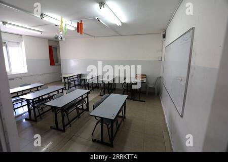 220919 -- GERUSALEMME, 19 settembre 2022 -- foto scattata il 19 settembre 2022 mostra una classe vuota di una scuola palestinese nel quartiere di Gerusalemme Est di Silwan. Circa 150 scuole palestinesi a Gerusalemme Est hanno chiuso le loro porte lunedì per protestare contro i tentativi del governo israeliano di censurare i libri di testo e imporre il curriculum israeliano nelle aule. Foto di /Xinhua MIDEAST-GERUSALEMME EST-SCUOLE PALESTINESI-PROTESTA MuammarxAwad PUBLICATIONxNOTxINxCHN Foto Stock