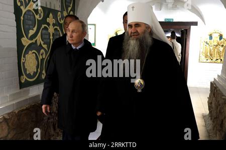 Arzamas, Russia. 8 settembre 2023. Il presidente russo Vladimir Putin, a sinistra, cammina con il metropolita ortodosso russo Georgy di Nizhny Novgorod durante una visita alla Cattedrale della Risurrezione, l'8 settembre 2023 ad Arzamas, in Russia. Crediti: Mikhail Klimentyev/Cremlino Pool/Alamy Live News Foto Stock