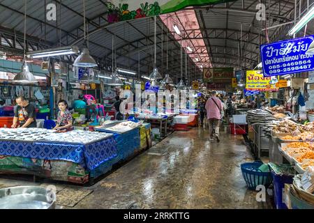 Vendita di pesce e frutti di mare, mercato ferroviario di Maeklong, mercato ferroviario di Talaad Room Hood, vendita di cibo su rotaie, vicino a Bangkok, Samut Songkhram, Thailandia, Asia. Foto Stock