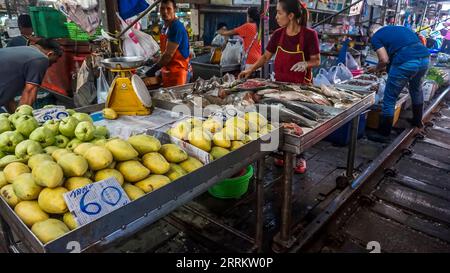 Vendita di cibo su rotaie, mercato ferroviario di Maeklong, mercato ferroviario di Talad Rom Hub, vicino a Bangkok, Samut Songkhram, Thailandia, Asia. Foto Stock