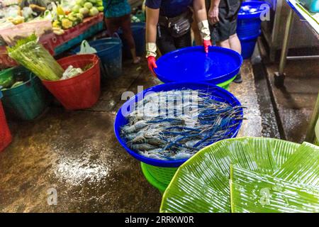 Vendita di pesce e frutti di mare, mercato ferroviario di Maeklong, mercato ferroviario di Talaad Room Hood, vendita di cibo su rotaie, vicino a Bangkok, Samut Songkhram, Thailandia, Asia. Foto Stock