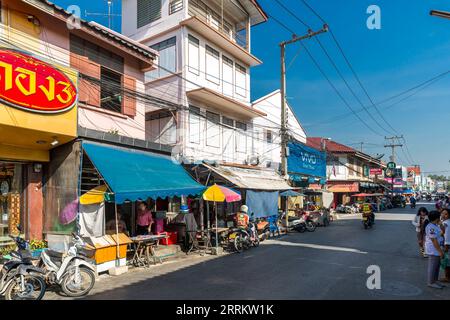 Ingresso al mercato, scena della strada, mercato ferroviario di Maeklong, mercato ferroviario di Talad Rom Hub, vicino a Bangkok, Samut Songkhram, Thailandia, Asia Foto Stock