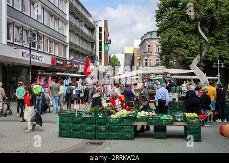 Bottrop, Renania settentrionale-Vestfalia, Germania - molte persone che si recano al giorno del mercato nel centro della città, nella Hochstrasse a Kirchplatz. Hochstrasse è la strada principale dello shopping nella zona pedonale. Foto Stock