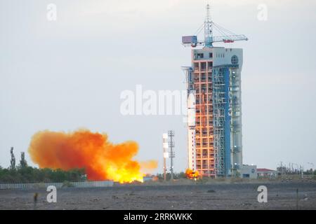 220921 -- JIUQUAN, 21 settembre 2022 -- Un lungo razzo vettore March-2D che trasporta il satellite Yunhai-1 03 esplode dal Jiuquan satellite Launch Center nel nord-ovest della Cina, 21 settembre 2022. Il satellite è stato lanciato alle 7:15 del mattino 2315 GMT martedì ed è entrato nell'orbita pianificata con successo. Foto di /Xinhua EyesonSci CHINA-JIUQUAN-SATELLITE LANCIO CN ZhengxWeijie PUBLICATIONxNOTxINxCHN Foto Stock