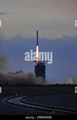 220921 -- JIUQUAN, 21 settembre 2022 -- Un lungo razzo vettore March-2D che trasporta il satellite Yunhai-1 03 esplode dal Jiuquan satellite Launch Center nel nord-ovest della Cina, 21 settembre 2022. Il satellite è stato lanciato alle 7:15 del mattino 2315 GMT martedì ed è entrato nell'orbita pianificata con successo. Foto di /Xinhua EyesonSci CHINA-JIUQUAN-SATELLITE LANCIO CN WangxHeng PUBLICATIONxNOTxINxCHN Foto Stock