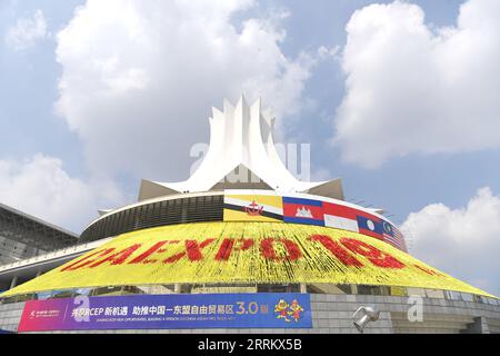 220916 -- NANNING, 16 settembre 2022 -- foto scattata il 16 settembre 2022 mostra il Nanning International Convention and Exhibition Center a Nanning, capitale della regione autonoma del Guangxi Zhuang della Cina meridionale. Venerdì sono iniziati qui il 19° Expo Cina-ASEAN e il 19° Summit Cina-ASEAN Business and Investment. L'expo metterà in luce il tema -- condivisione di nuove opportunità RCEP, costruzione di una versione 3,0 Cina-ASEAN Free Trade area . CHINA-GUANGXI-NANNING-ASEAN-EXPO-OPENING CN ZHOUXHUA PUBLICATIONXNOTXINXCHN Foto Stock