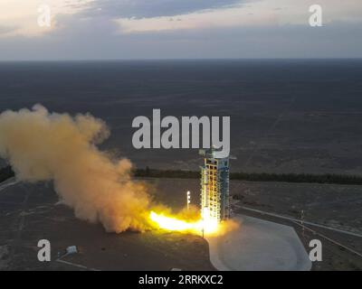 220921 -- JIUQUAN, 21 settembre 2022 -- Un lungo razzo vettore March-2D che trasporta il satellite Yunhai-1 03 esplode dal Jiuquan satellite Launch Center nel nord-ovest della Cina, 21 settembre 2022. Il satellite è stato lanciato alle 7:15 del mattino 2315 GMT martedì ed è entrato nell'orbita pianificata con successo. Foto di /Xinhua EyesonSci CHINA-JIUQUAN-SATELLITE LANCIO CN WangxHeng PUBLICATIONxNOTxINxCHN Foto Stock