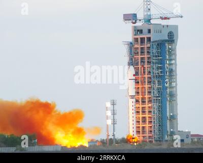 220921 -- JIUQUAN, 21 settembre 2022 -- Un lungo razzo vettore March-2D che trasporta il satellite Yunhai-1 03 esplode dal Jiuquan satellite Launch Center nel nord-ovest della Cina, 21 settembre 2022. Il satellite è stato lanciato alle 7:15 del mattino 2315 GMT martedì ed è entrato nell'orbita pianificata con successo. Foto di /Xinhua EyesonSci CHINA-JIUQUAN-SATELLITE LANCIO CN ZhengxWeijie PUBLICATIONxNOTxINxCHN Foto Stock