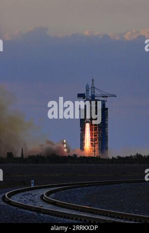 220921 -- JIUQUAN, 21 settembre 2022 -- Un lungo razzo vettore March-2D che trasporta il satellite Yunhai-1 03 esplode dal Jiuquan satellite Launch Center nel nord-ovest della Cina, 21 settembre 2022. Il satellite è stato lanciato alle 7:15 del mattino 2315 GMT martedì ed è entrato nell'orbita pianificata con successo. Foto di /Xinhua EyesonSci CHINA-JIUQUAN-SATELLITE LANCIO CN WangxHeng PUBLICATIONxNOTxINxCHN Foto Stock