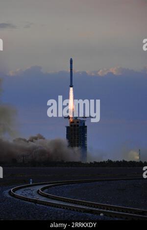 220921 -- JIUQUAN, 21 settembre 2022 -- Un lungo razzo vettore March-2D che trasporta il satellite Yunhai-1 03 esplode dal Jiuquan satellite Launch Center nel nord-ovest della Cina, 21 settembre 2022. Il satellite è stato lanciato alle 7:15 del mattino 2315 GMT martedì ed è entrato nell'orbita pianificata con successo. Foto di /Xinhua EyesonSci CHINA-JIUQUAN-SATELLITE LANCIO CN WangxHeng PUBLICATIONxNOTxINxCHN Foto Stock