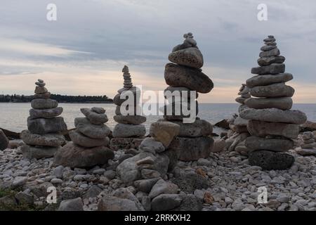 Una spiaggia con rocce bilanciate Foto Stock