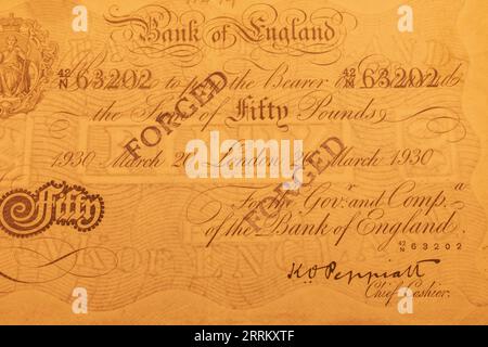 Inghilterra, Londra, City of London, Bank of England, Bank of England Museum, esposizione della seconda guerra mondiale Banknote inglese forgiata tedesca Foto Stock