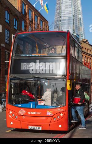 Inghilterra, Londra, Southwark, Tooley Street, imbarco passeggeri autobus rosso a due piani Foto Stock