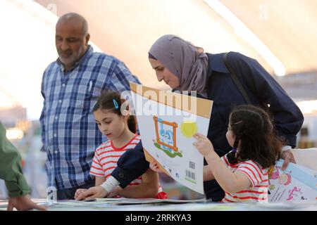 220922 -- SURDA, 22 settembre 2022 -- i palestinesi visitano la dodicesima edizione della Palestine International Book Fair nella città di Surda, vicino alla città di Ramallah in Cisgiordania, il 22 settembre 2022. Foto di /Xinhua MIDEAST-SURDA-BOOK FAIR AymanxNobani PUBLICATIONxNOTxINxCHN Foto Stock