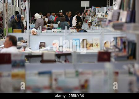 220922 -- SURDA, 22 settembre 2022 -- i palestinesi visitano la dodicesima edizione della Palestine International Book Fair nella città di Surda, vicino alla città di Ramallah in Cisgiordania, il 22 settembre 2022. Foto di /Xinhua MIDEAST-SURDA-BOOK FAIR AymanxNobani PUBLICATIONxNOTxINxCHN Foto Stock