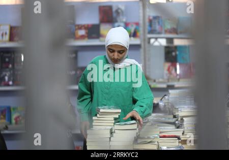 220922 -- SURDA, 22 settembre 2022 -- Un palestinese visita la dodicesima edizione della Palestine International Book Fair nella città di Surda, vicino alla città di Ramallah in Cisgiordania, il 22 settembre 2022. Foto di /Xinhua MIDEAST-SURDA-BOOK FAIR AymanxNobani PUBLICATIONxNOTxINxCHN Foto Stock