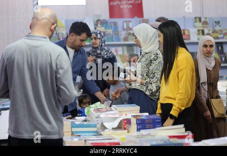 220922 -- SURDA, 22 settembre 2022 -- i palestinesi visitano la dodicesima edizione della Palestine International Book Fair nella città di Surda, vicino alla città di Ramallah in Cisgiordania, il 22 settembre 2022. Foto di /Xinhua MIDEAST-SURDA-BOOK FAIR AymanxNobani PUBLICATIONxNOTxINxCHN Foto Stock