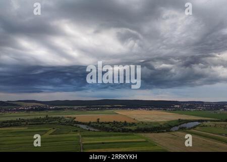 Vista aerea delle nuvole tempestose sulle pianure transilvane in Romania Foto Stock