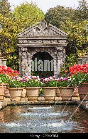 Inghilterra, Sussex, West Sussex, Arundel, Arundel Castle, Giardini, fontane e tulipani in fiore Foto Stock