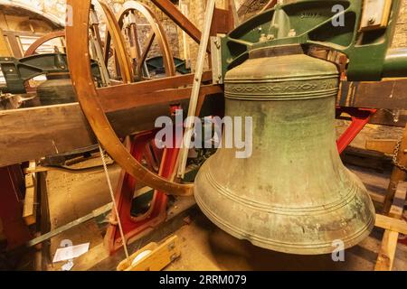 Inghilterra, Sussex, East Sussex, Rye, St. Mary's Church, vista interna delle campane della chiesa Foto Stock