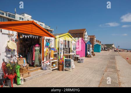 Inghilterra, Sussex, East Sussex, Seaford, colorati Seafront Beach Huts convertiti in negozi Foto Stock