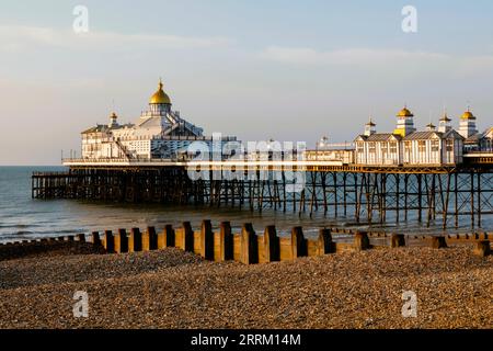 Inghilterra, Sussex, East Sussex, Eastbourne, Eastbourne Beach e Pier Foto Stock