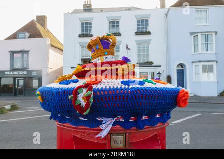 Inghilterra, Kent, Deal, Red Postbox with Knitted Crown per celebrare l'incoronazione di re Carlo III nel 2023 Foto Stock