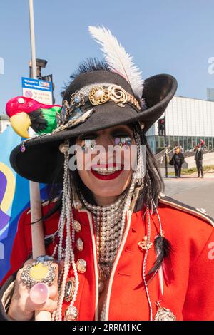 Inghilterra, Kent, Margate, Margate Mermaid Festival alias Mergate, colorata partecipante femminile vestita da Pirata Foto Stock