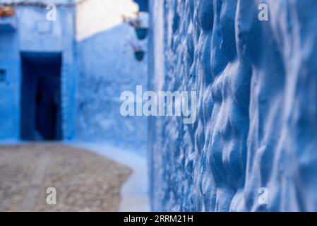 Vicolo colorato di blu vibrante nel centro di Chefchaouen, Marocco Foto Stock