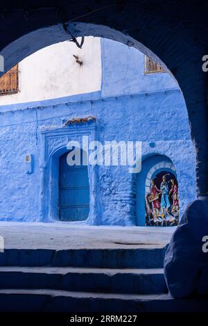 Vicolo colorato di blu vibrante nel centro di Chefchaouen, Marocco Foto Stock