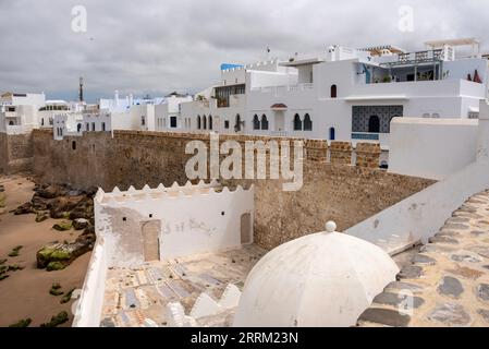 Vista panoramica del pittoresco centro della città di Asilah, vista dal Marabout di Sidi Ahmad Mansour, Marocco Foto Stock