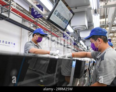 220925 -- CHONGQING, 25 settembre 2022 -- i lavoratori sono visti nella linea di produzione di una fabbrica interconnessa di lavastoviglie di Chongqing Haier Wash Electric Appliances Co.Ltd nel sud-ovest della Cina, Chongqing, 25 settembre 2022. Una fabbrica interconnessa di lavastoviglie di Chongqing Haier Wash Electric Appliances Co.Ltd è stata ufficialmente messa in produzione qui al Gangcheng Industry Park nel distretto di Jiangbei di Chongqing domenica. Questa fabbrica di 42 000 metri quadrati, con una produzione annuale progettata di un milione di lavastoviglie, utilizzerà tecnologie avanzate come il 5G e Industrial Internet per la digitalizzazione Foto Stock