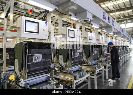 220925 -- CHONGQING, 25 settembre 2022 -- foto scattata il 25 settembre 2022 mostra la linea di produzione di una fabbrica interconnessa di lavastoviglie di Chongqing Haier Wash Electric Appliances Co.Ltd nel sud-ovest della Cina di Chongqing. Una fabbrica interconnessa di lavastoviglie di Chongqing Haier Wash Electric Appliances Co.Ltd è stata ufficialmente messa in produzione qui al Gangcheng Industry Park nel distretto di Jiangbei di Chongqing domenica. Questa fabbrica di 42 000 metri quadrati, con una produzione annuale progettata di un milione di lavastoviglie, utilizzerà tecnologie avanzate come il 5G e Industrial Internet per la digitalizzazione Foto Stock