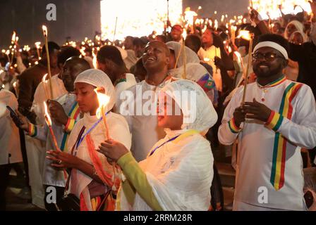 220927 -- ADDIS ABEBA, 27 settembre 2022 -- la gente tiene le candele per celebrare il festival Meskel ad Addis Abeba, capitale dell'Etiopia, il 26 settembre 2022. I cristiani ortodossi etiopi lunedì hanno segnato il festival Meskel, una festa religiosa celebrata tra i cristiani ortodossi per celebrare il ritrovamento della vera Croce. Str/Xinhua ETIOPIA-ADDIS ABEBA-MESKEL FESTIVAL-CELEBRAZIONI Stringer PUBLICATIONxNOTxINxCHN Foto Stock