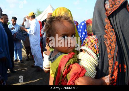 220927 -- JAMSHORO PAKISTAN, 27 settembre 2022 -- Un bambino colpito dalle inondazioni è stato visto nel distretto di Jamshoro, provincia di Sindh, Pakistan meridionale, il 27 settembre 2022. Il bilancio totale delle vittime di questa stagione di piogge monsoniche e alluvioni da metà giugno è salito a circa 1.638 insieme a 12.865 feriti in Pakistan, l'Autorità nazionale di gestione dei disastri NDMA ha detto lunedì sera. Str/Xinhua PAKISTAN-JAMSHORO-FLOODS Stringer PUBLICATIONxNOTxINxCHN Foto Stock