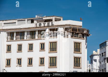 Un'impalcatura molto semplice in un vecchio edificio abbandonato nel centro di Rabat, in Marocco Foto Stock