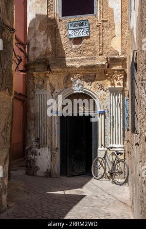 Pittoresco vicolo nella storica medina portoghese di El Jadida, Marocco Foto Stock