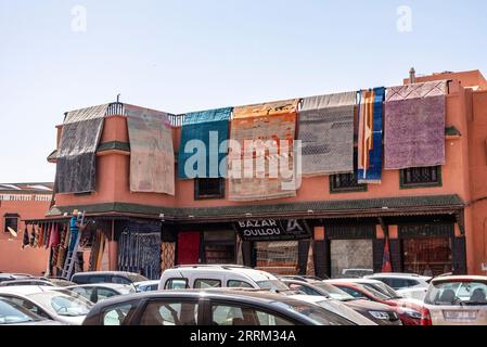 Impressioni di tipici souk marocchini nella medina di Marrakech Foto Stock