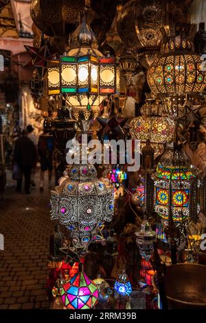 Impressioni di tipici souk marocchini nella medina di Marrakech Foto Stock