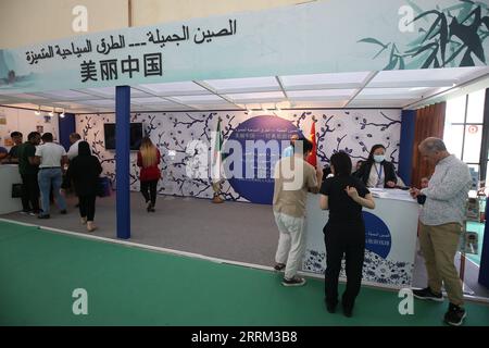 220929 -- ALGERI, 29 settembre 2022 -- le persone visitano lo stand dell'ambasciata cinese all'International Tourism and Travel Exhibition di Algeri, Algeria, il 29 settembre 2022. La 21a edizione dell'International Tourism and Travel Exhibition è iniziata giovedì ad Algeri dopo una pausa di due anni a causa della pandemia di COVID-19. ALGERIA-ALGERI-ESPOSIZIONE INTERNAZIONALE DEL TURISMO E DEI VIAGGI WUXTIANYU PUBLICATIONXNOTXINXCHN Foto Stock