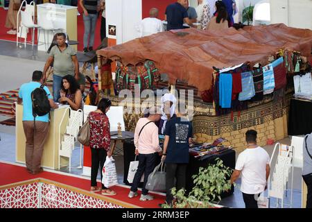 220929 -- ALGERI, 29 settembre 2022 -- le persone visitano uno stand all'International Tourism and Travel Exhibition di Algeri, Algeria, il 29 settembre 2022. La 21a edizione dell'International Tourism and Travel Exhibition è iniziata giovedì ad Algeri dopo una pausa di due anni a causa della pandemia di COVID-19. ALGERIA-ALGERI-ESPOSIZIONE INTERNAZIONALE DEL TURISMO E DEI VIAGGI WUXTIANYU PUBLICATIONXNOTXINXCHN Foto Stock