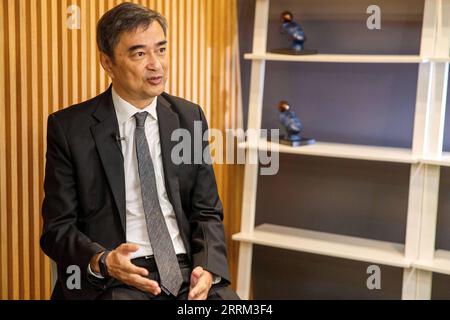 220930 -- BANGKOK, 30 settembre 2022 -- l'ex primo ministro tailandese Abhisit Vejjajiva parla durante un'intervista con Xinhua a Bangkok, Thailandia, 10 agosto 2022. TO GO WITH Interview: La China Global Development Initiative sostiene gli obiettivi di sviluppo sostenibile, afferma l'ex Thai PM THAILAND-BANGKOK-EX PM-INTERVIEW WangxTeng PUBLICATIONxNOTxINxCHN Foto Stock