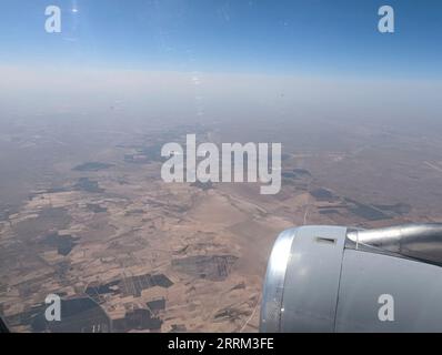 Vista aerea della campagna marocchina vista da un aereo, una turbina in primo piano Foto Stock