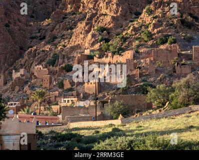 Bellissimo piccolo villaggio Oumesnat con case in argilla nelle montagne anti-Atlante del Marocco Foto Stock