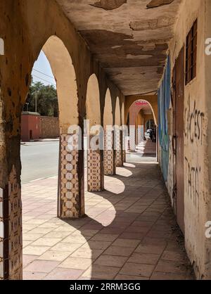 Colonnato tipico nella facciata delle case nel centro di Tata in Marocco Foto Stock